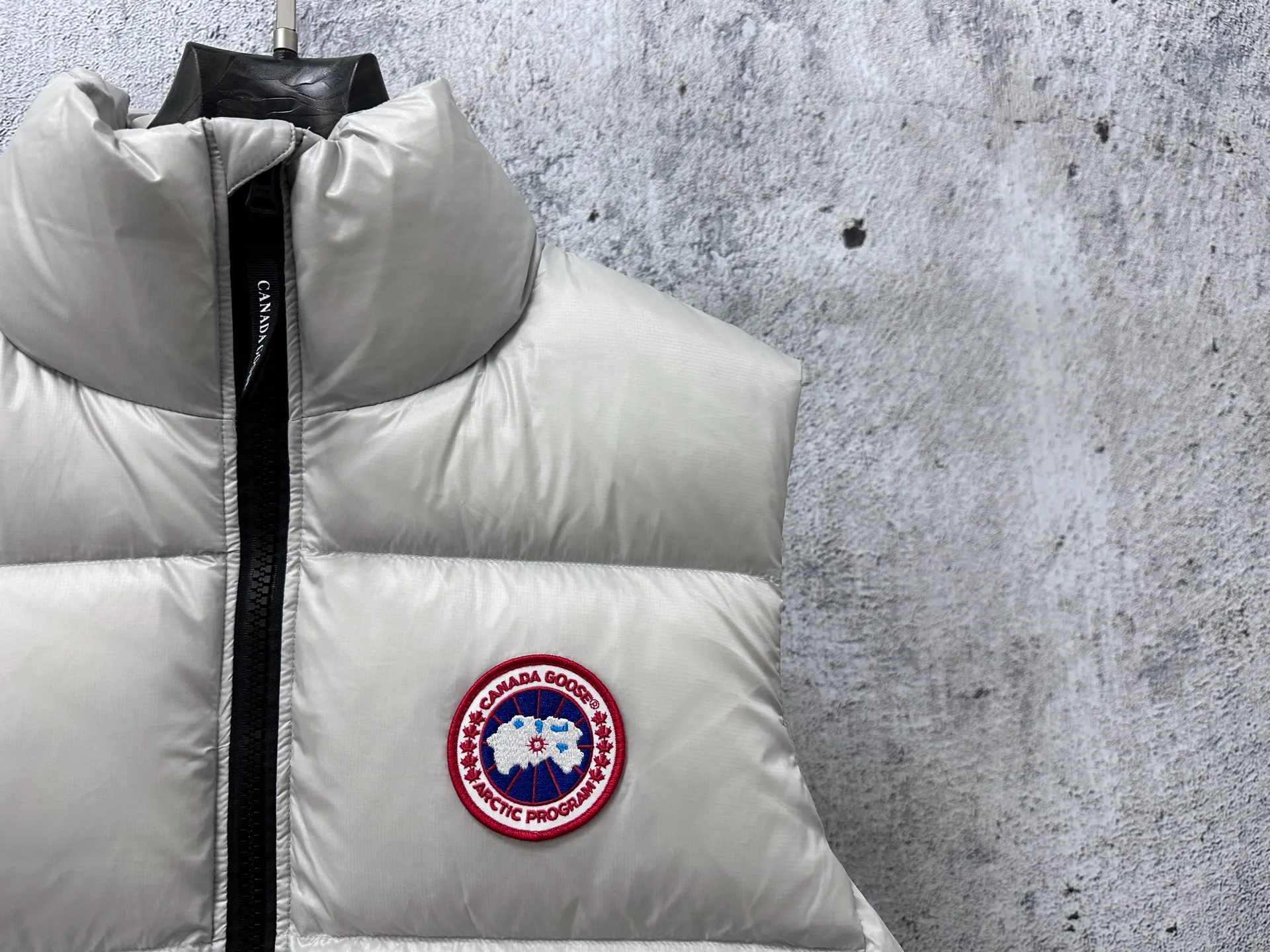 P560 [Canada Goose] Big Goose🦢Puff Down Vest has always been recognized as the warmest down jacket. Various Instagram celebrities, Internet celebrities, and celebrities often wear it for street photos. I make Canada Goose every year, but I still can't get rid of my love for it. No matter how cold the days are, there is no need to be afraid, because there is! Filled with 90% white duck down, it is the legendary warmest down jacket and is known as a must-have for Arctic outdoor sports! The most popular down jacket in the world, celebrities are rushing to buy it, it is a must-have! Size: XS-XL